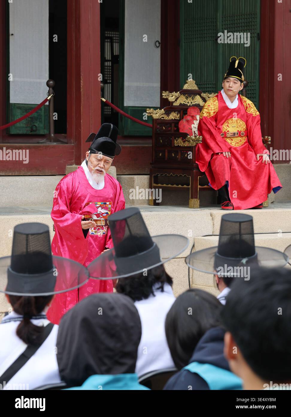 Confucian Robe Re-enactment of Confucian scholar's return to hometown People wearing ...