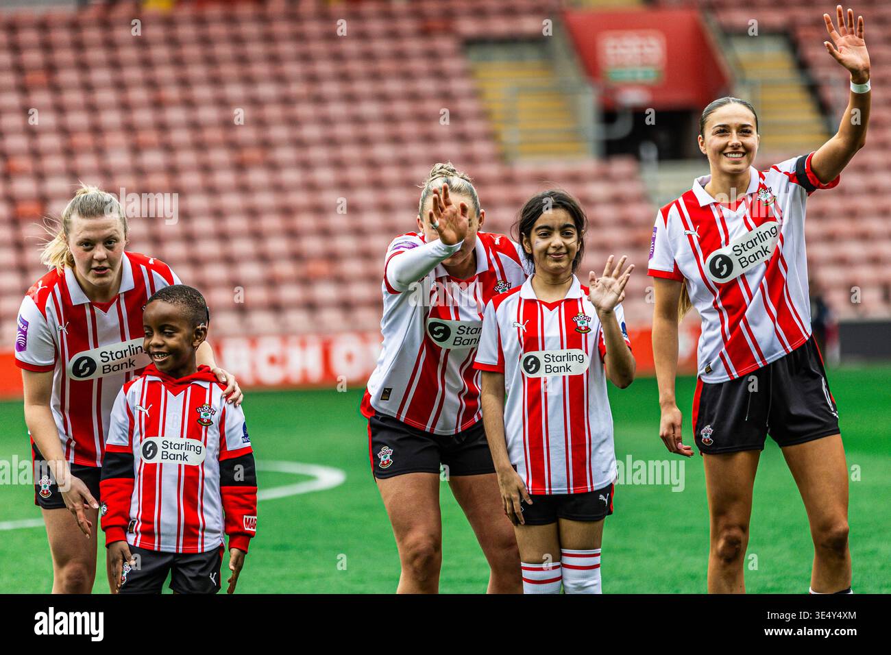 St Mary's SOUTHAMPTON, ENGLAND - MARCH 15:Southampton players line up ...