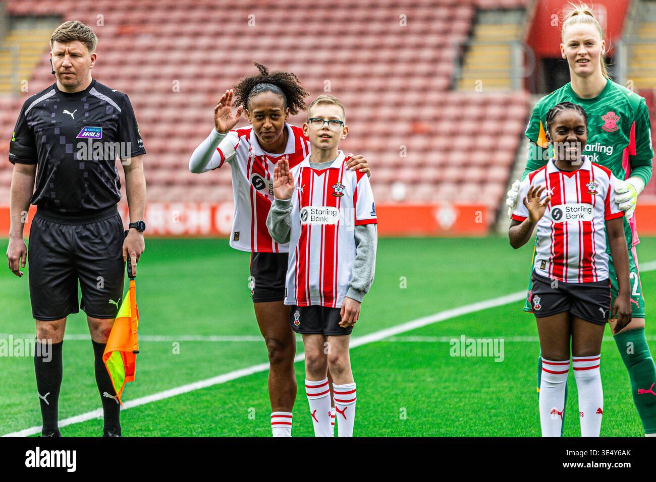St Mary's SOUTHAMPTON, ENGLAND - MARCH 15: Southampton players ...