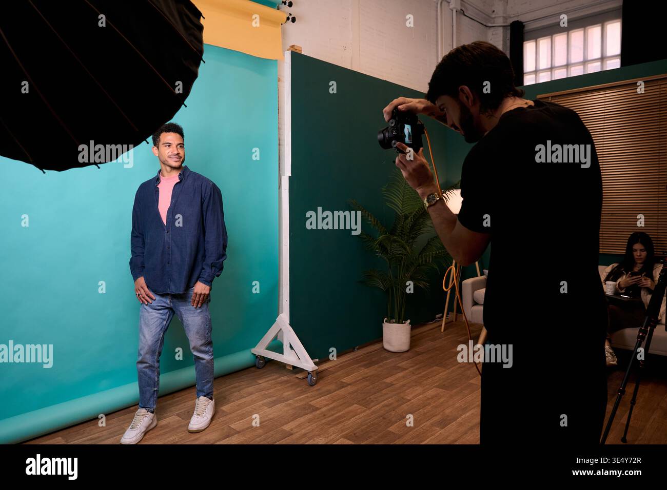 Young model photoshoot hi-res stock photography and images - Alamy
