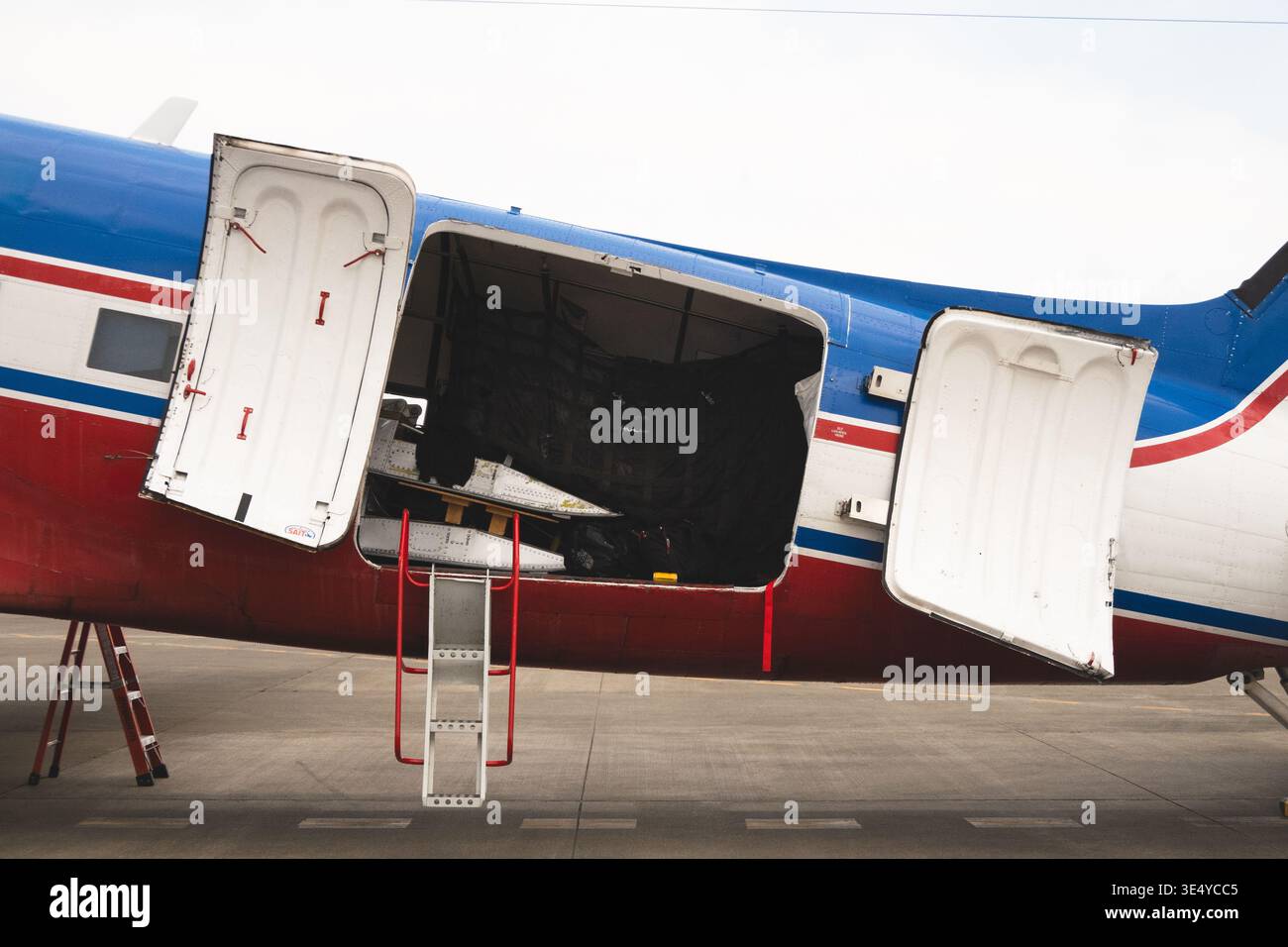 Vintage tailwheel turbo-prop airplane in ramp Stock Photo - Alamy