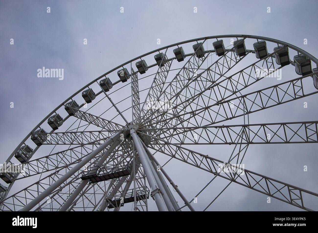 Detailaufnahme eines weißen Riesenrads gegen den bewölkten Himmel in Kühlungsborn – Grafische Ansicht eines Jahrmarkt-Fahrgeschäfts Stock Photo