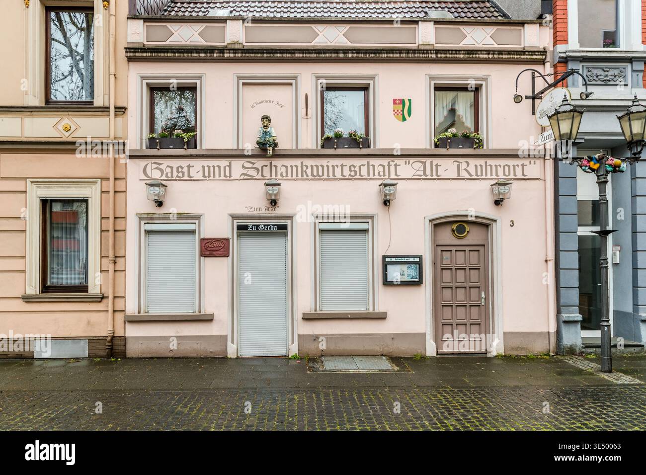In 1959, Duisburg Ruhrort had 125 pubs spread over an area roughly the size of nine football pitches. Only five pubs remain. One of them is “Alt-Ruhrort” at Neumarkt 3, also known as “Zum Atze”, run by Gerda. The pub served as a filming location for the TV series *Schimanski* and remains a meeting place for locals to this day. Duisburg, North Rhine-Westphalia, Germany Stock Photo