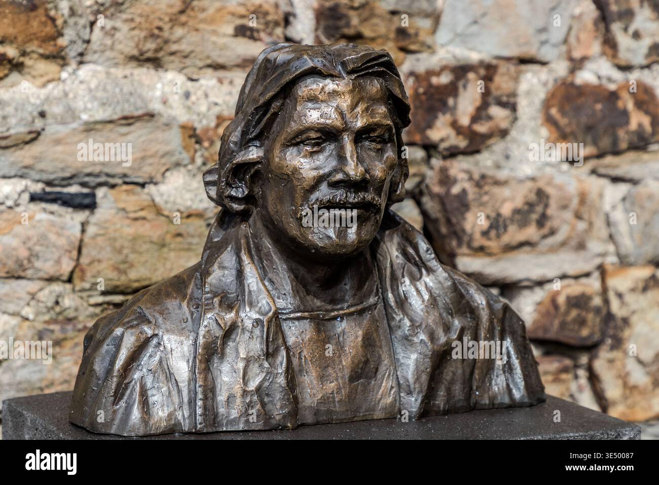 The bust of Horst Schimanski in the alley of the same name in Duisburg-Ruhrort was unveiled on 16 September 2022. Artist: Carolin Höbing. Duisburg, North Rhine-Westphalia, Germany Stock Photo