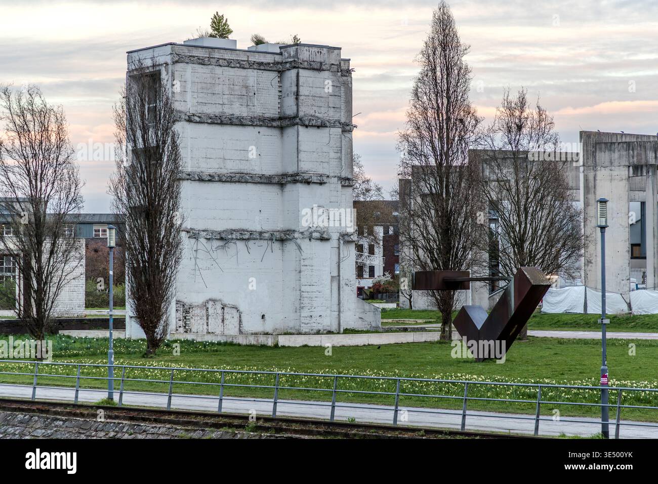 The Garden of Remembrance (Altstadtpark) in Duisburg was designed by the Israeli artist Dani Karavan (1996–1999). He has left the remains of former warehouses and post-war architecture standing, transforming them into viewing towers, stages and landscape features featuring mountain pines and honey locust trees – a symbol of industrial history and remembrance. Duisburg, North Rhine-Westphalia, Germany Stock Photo