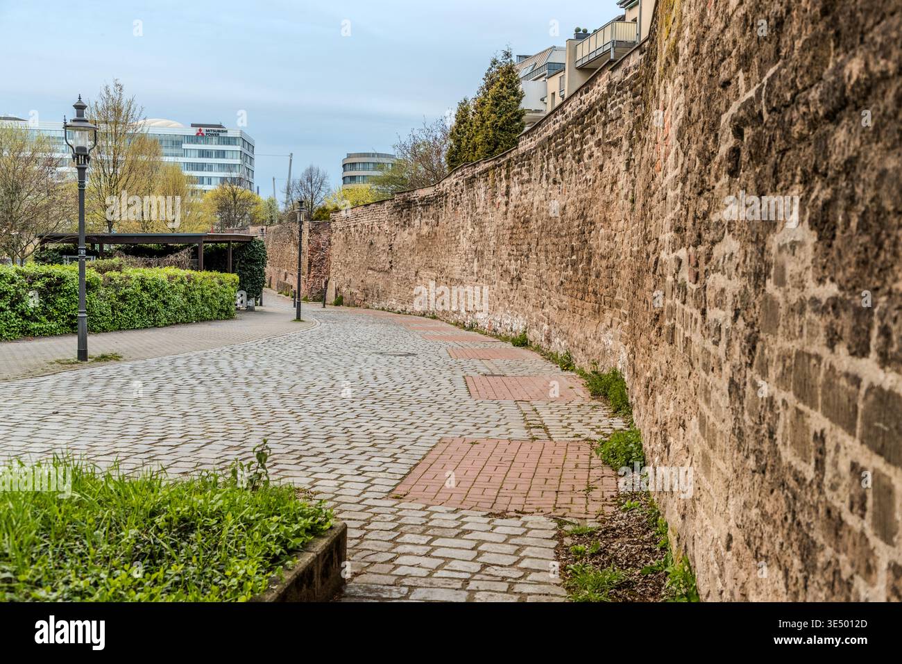 Duisburg has one of the oldest surviving city walls in Germany. The city wall has protected Duisburg’s old town since the 12th century and was extended into the 14th century. Originally around 2.5 kilometres long, it included towers, moats and gates such as the Stapeltor and the Marientor. Duisburg, North Rhine-Westphalia, Germany Stock Photo