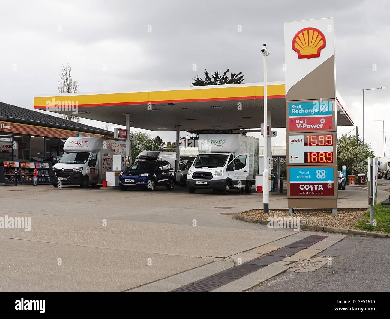 Shell Forecort Queenborough, Kent, UK. 30th Mar, 2026. Petrol prices - forecourt sign ...