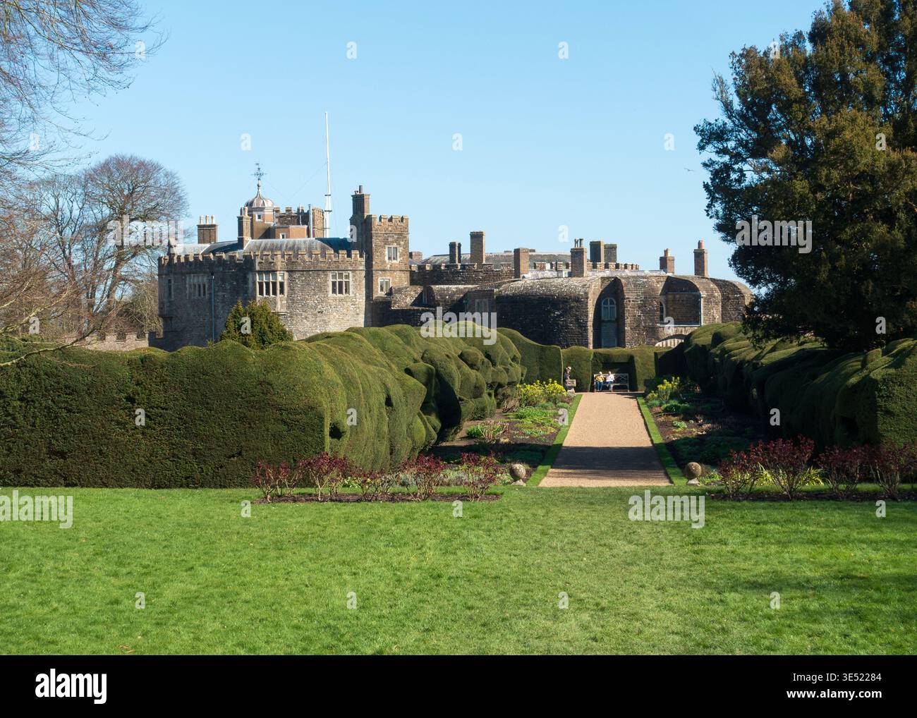 Castle,Walmer,Deal,Kent,Spring,Daffodils,Garden,Gardens,Sunshine,Cloud Hedges Stock Photo