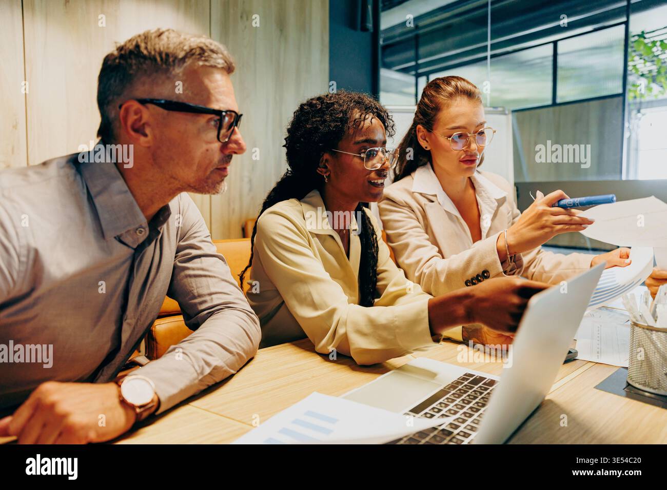 Collaborative session addressing technical challenges efficiently Stock Photo