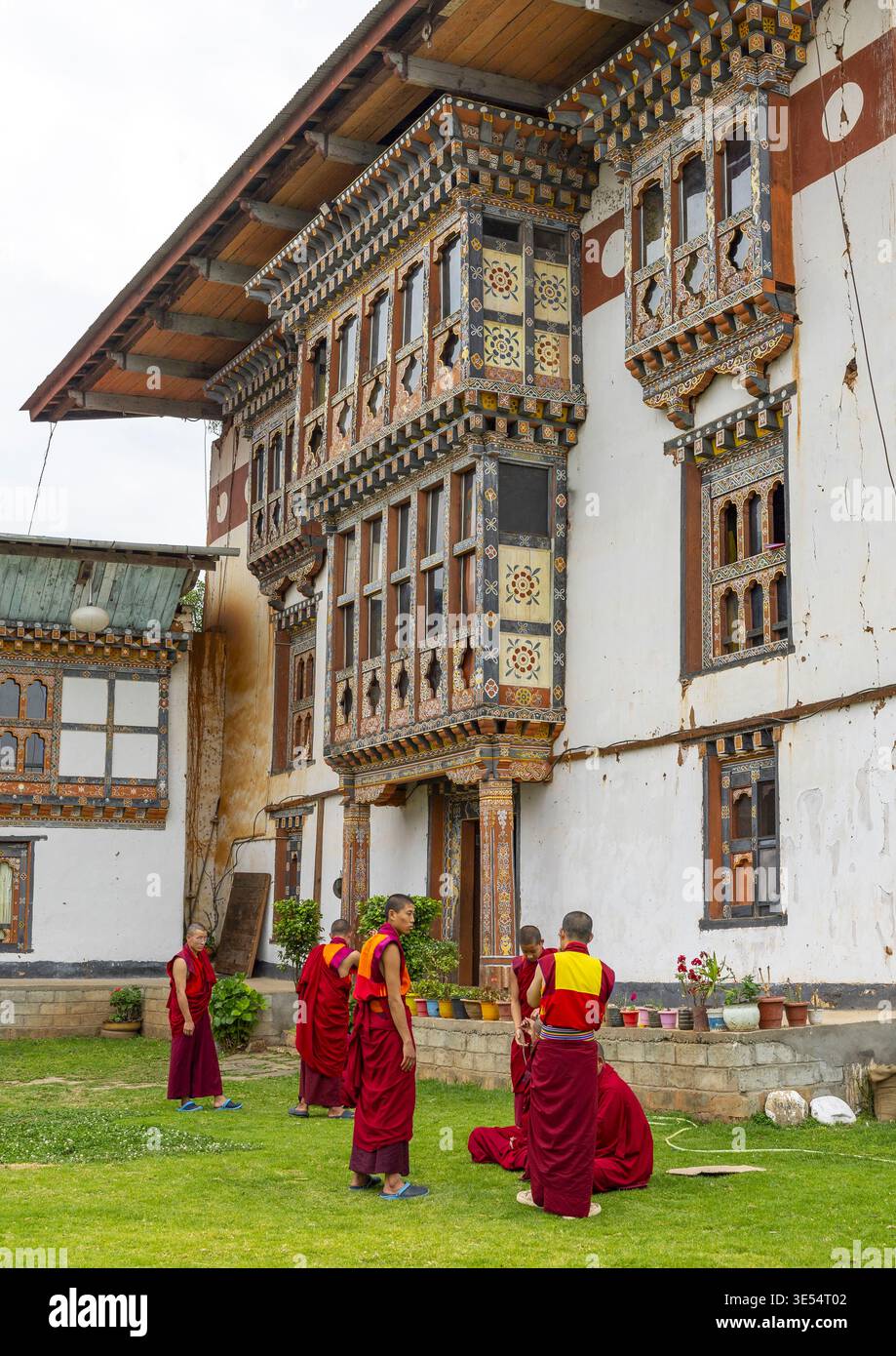 Bhutan, Wangdue Phodrang, Bhutanese novices monks debating in Nyenzer Lhakhang Stock Photo