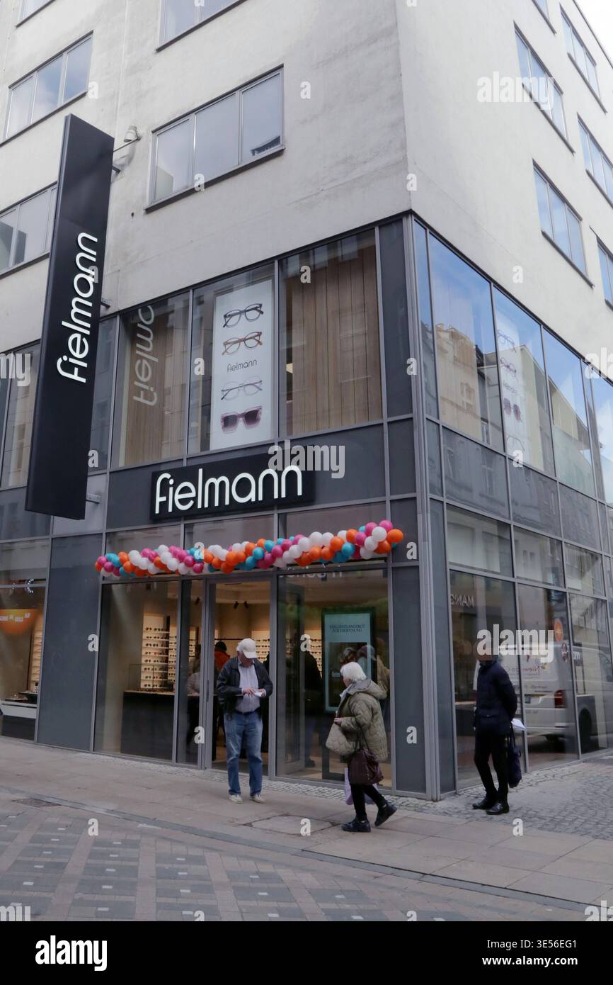 31,03.2026 Dortmund, Ruhrgebiet, NRW, Die Fielmann Filiale auf dem Dortmunder Westenhellweg hat ihren Standort gewechselt. Das ehemalige Schuhhaus Görtz wurde für die Zwecke der Optikerkette umgebaut und bietet jetzt mehr Platz für Verkauf und Beratung . *** 31.03 2026 Dortmund, Ruhr area, NRW, The Fielmann branch on Dortmunds Westenhellweg has changed its location The former Görtz shoe store has been converted for the purposes of the optician chain and now offers more space for sales and advice Stock Photo