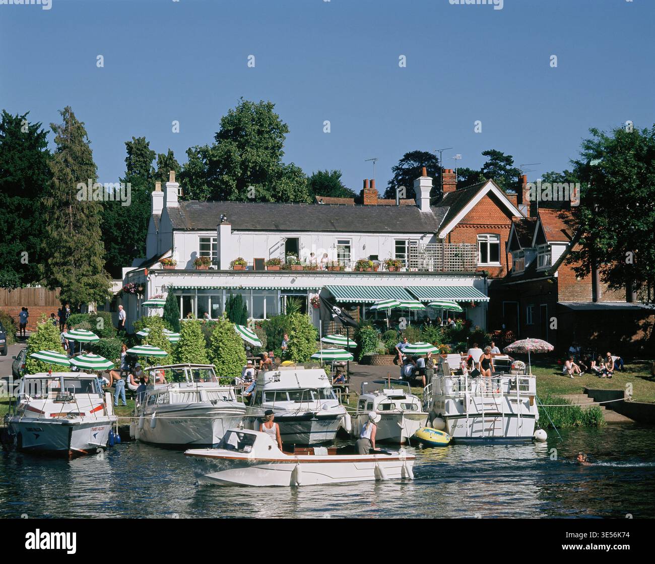 United Kingdom. England. Berkshire. Wargrave. George & Dragon pub by the River Thames. Stock Photo