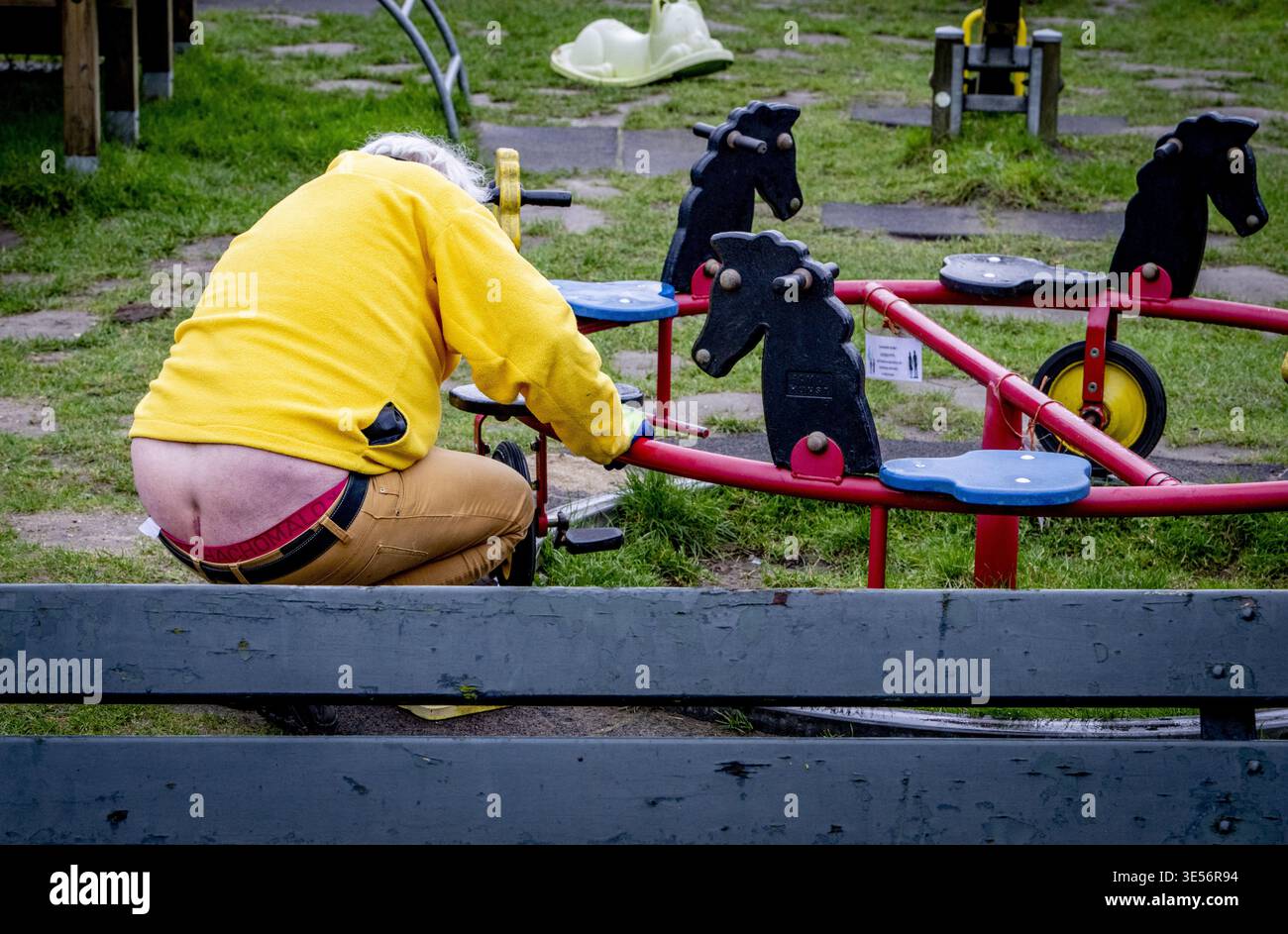 AMSTERDAM - A volunteer is working hard in the garden ROBIN UTRECHT ...