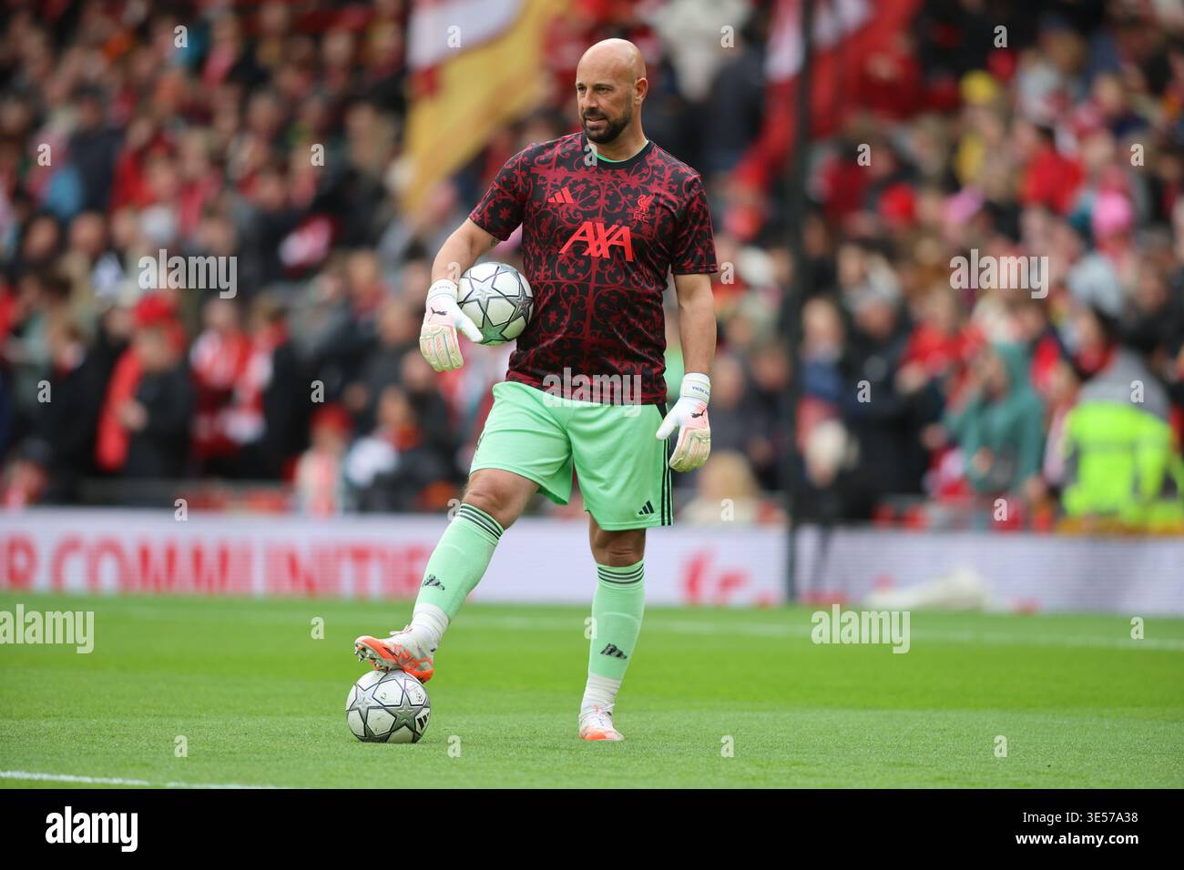 Pepe reina liverpool fc liverpool hi-res stock photography and