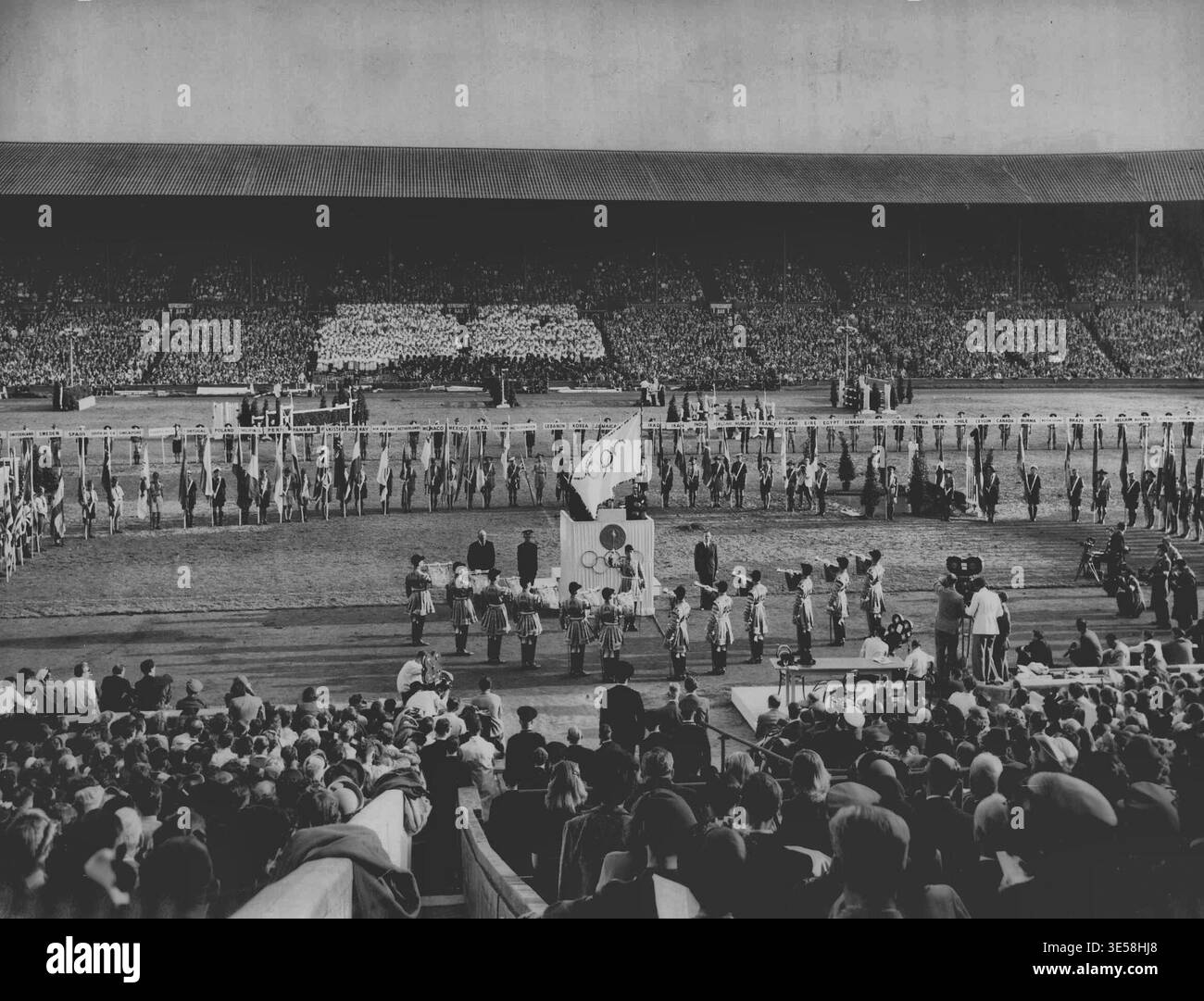 General view of the crowd in wembley stadium Black and White Stock