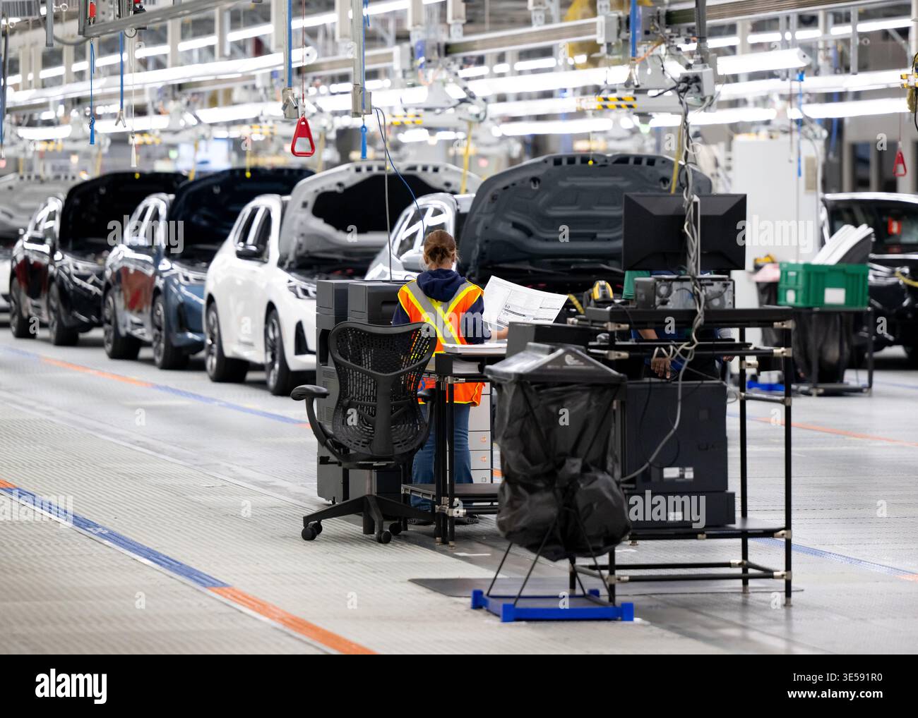 Spartanburg, USA. 31st Mar, 2026. Various BMW models are on display in a  factory hall at the BMW plant in Spartanburg during a visit by Bavarian  Minister President Sder. Sder undertakes a