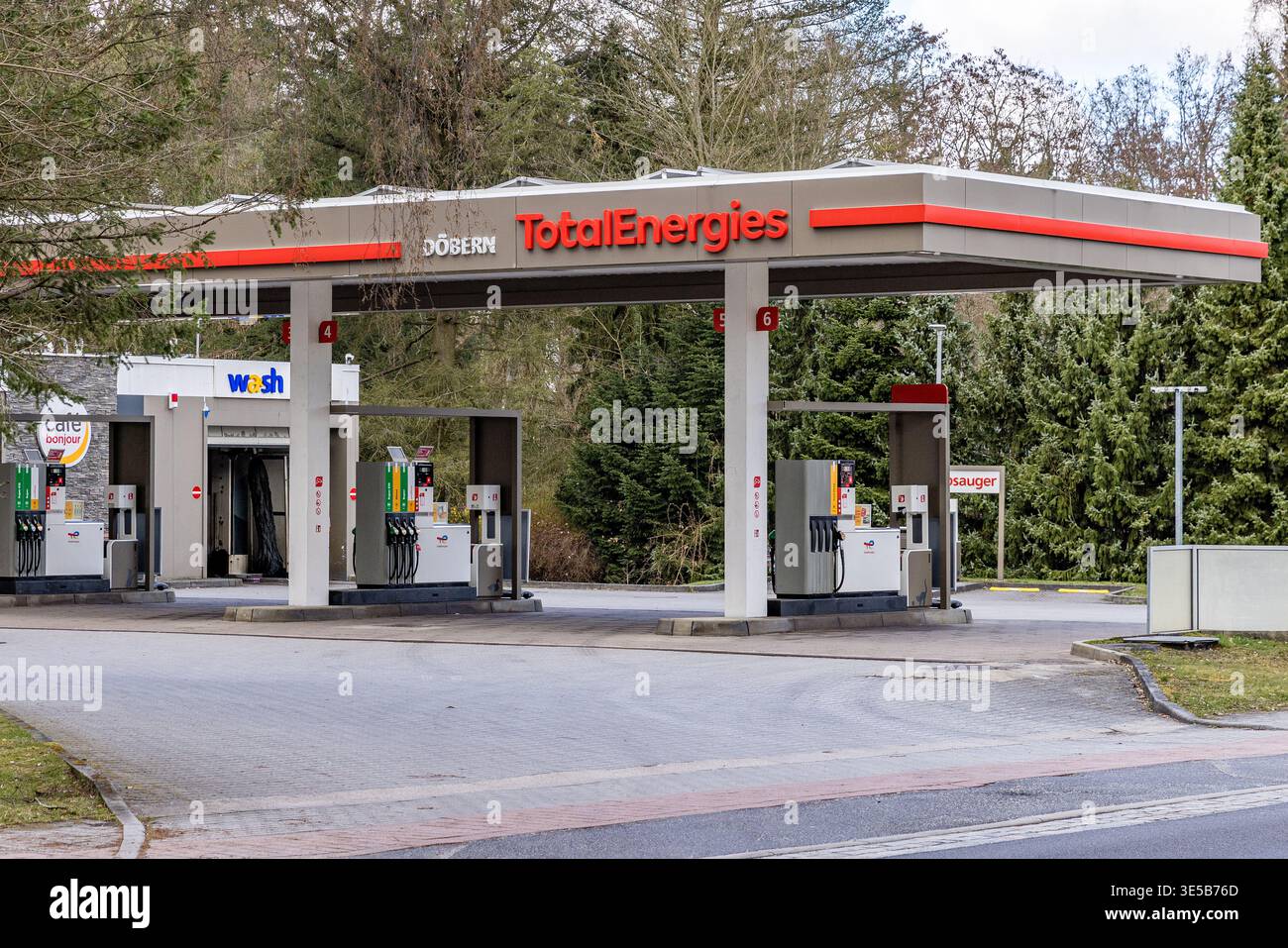 01 April 2026, Brandenbrg, Döbern: An empty petrol station near the ...