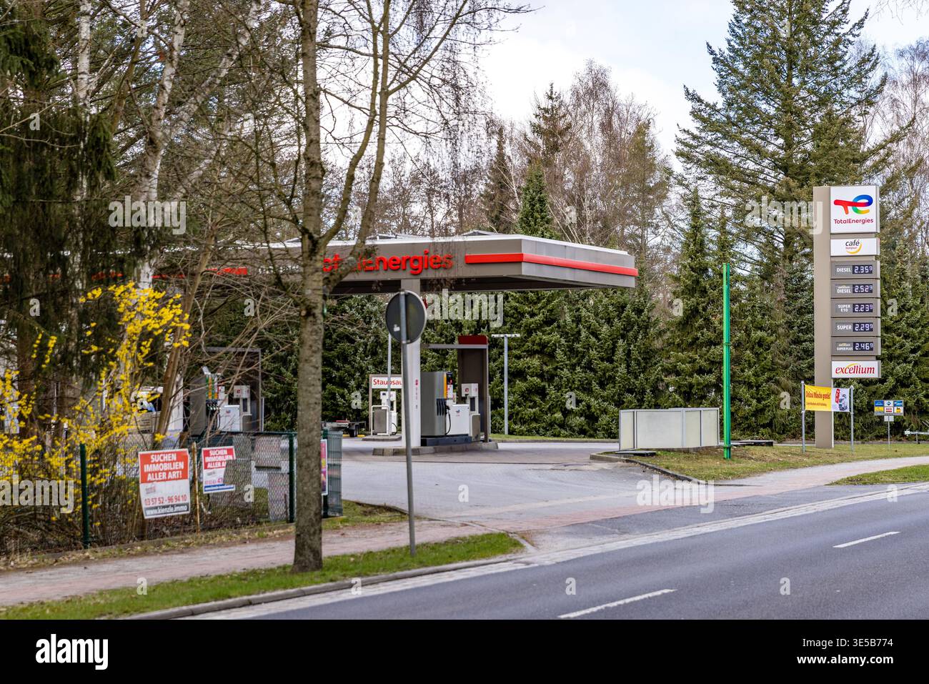 01 April 2026, Brandenbrg, Döbern: An empty petrol station near the ...