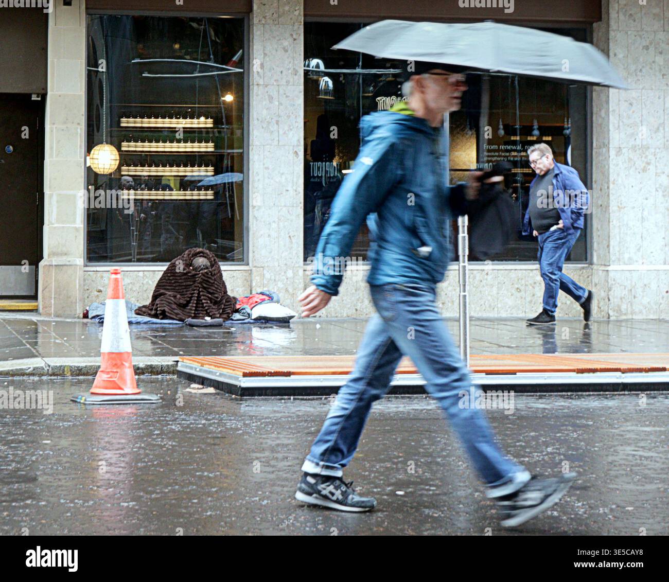 Glasgow, Scotland, UK. 1st April, 2026. UK Weather: April showers on ...