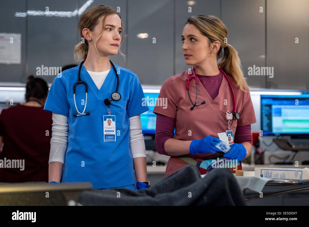 Pulse Willa Fitzgerald & Jessica Rothe Stock Photo - Alamy