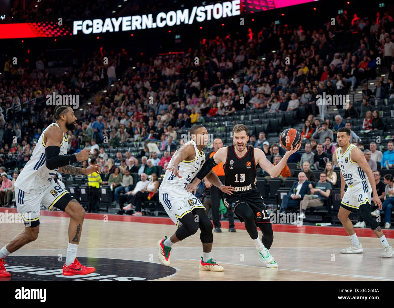 Anton Gavel siegt mit FC Bayern Basketball gegen Anadolu Efes Anton Gavel siegt mit FC Bayern Basketball gegen Anadolu Efes