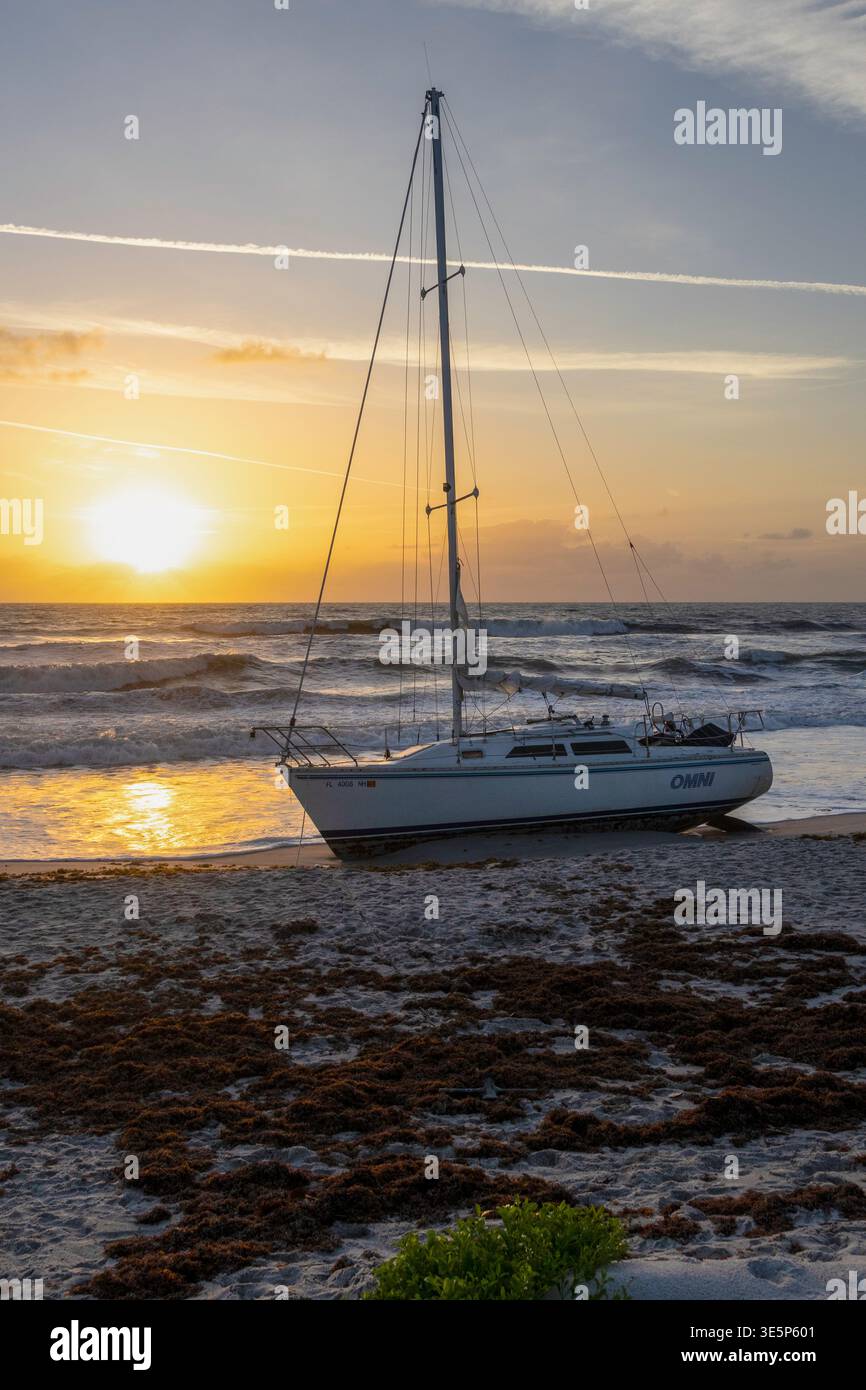 Sails Flapping Flapping sail hi-res stock photography and images - Alamy