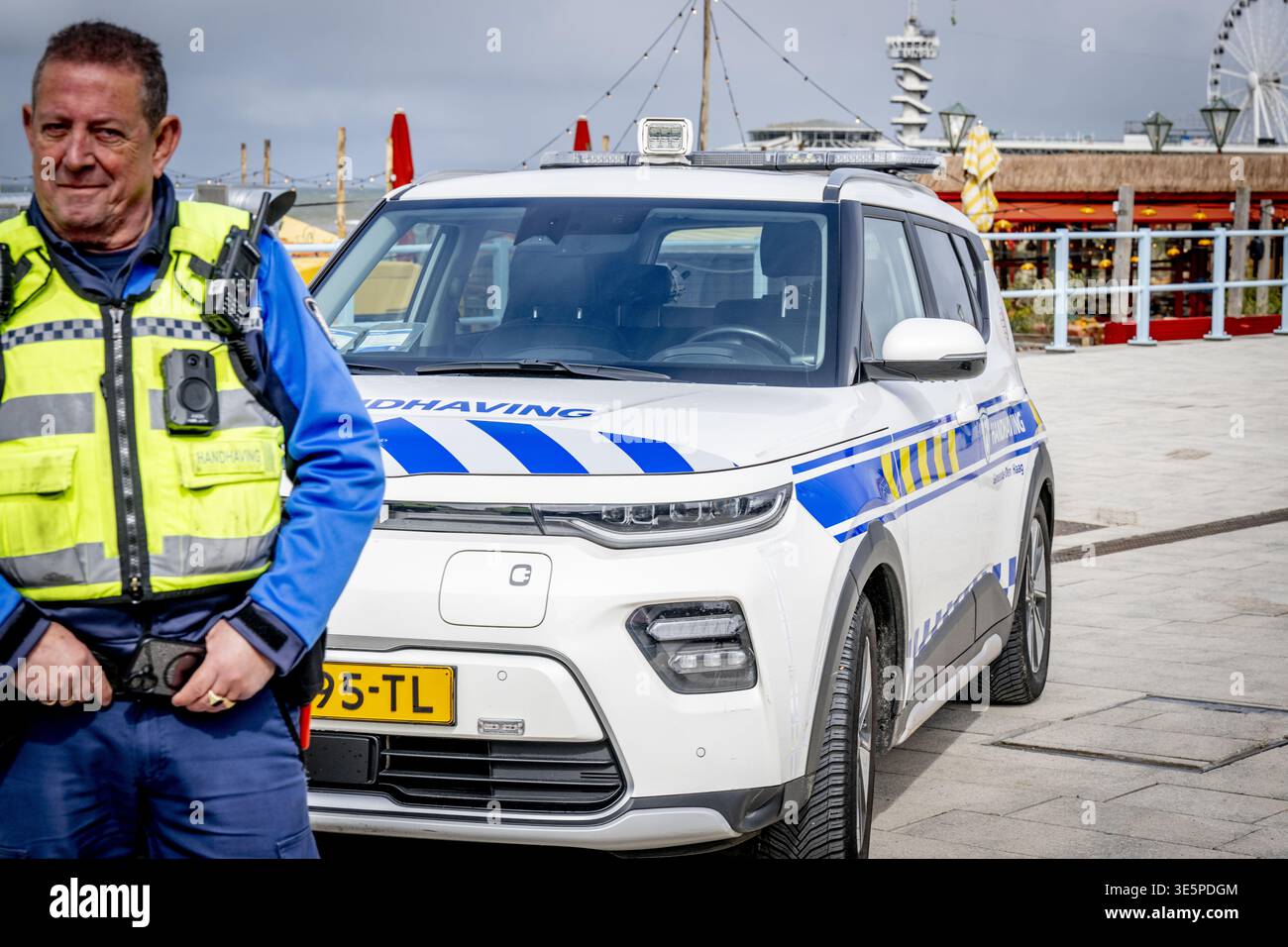 SCHEVENINGEN - Enforcement officers conducting checks ROBIN UTRECHT ...