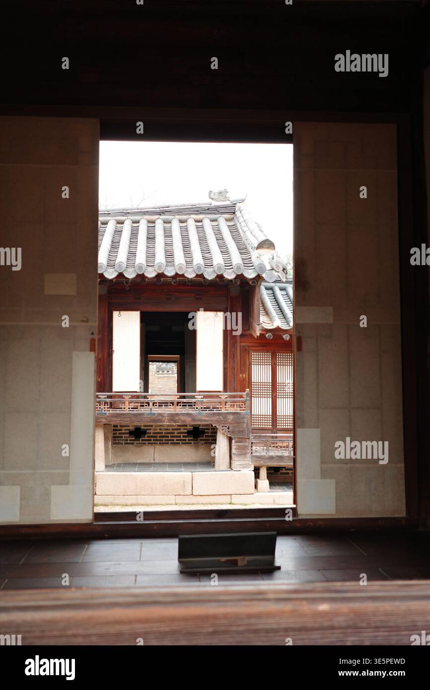 Korean palace wooden railing hi-res stock photography and images - Alamy