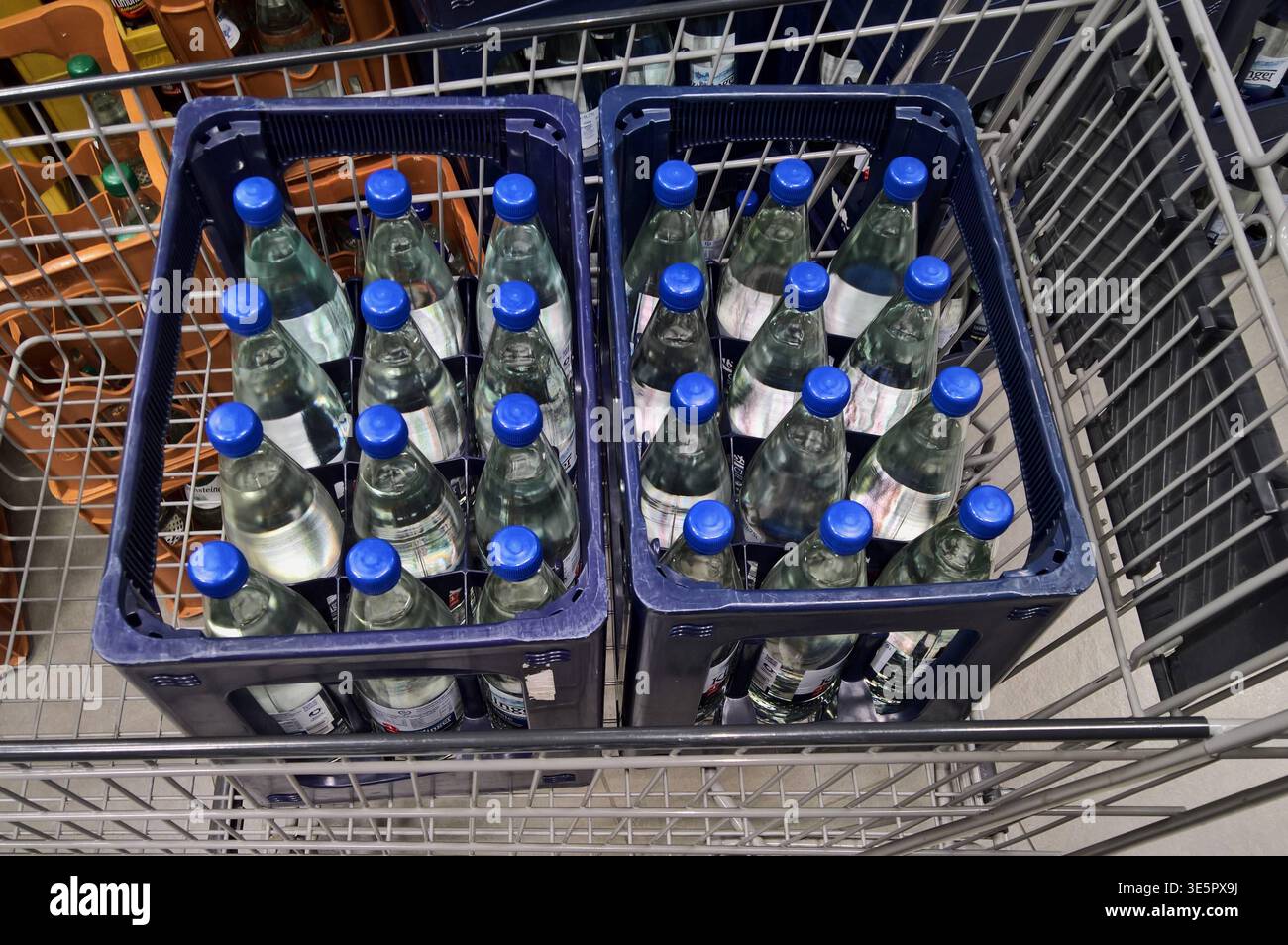 Pfandflaschen. Wasser in Glasflaschen. Wasserkisten, Bad Kissinger Klassic Mineralwasser, Getränke-Kisten in einem Einkaufswagen im Supermarkt *** Returnable bottles of water in glass bottles, crates of water, Bad Kissinger Klassic mineral water, crates