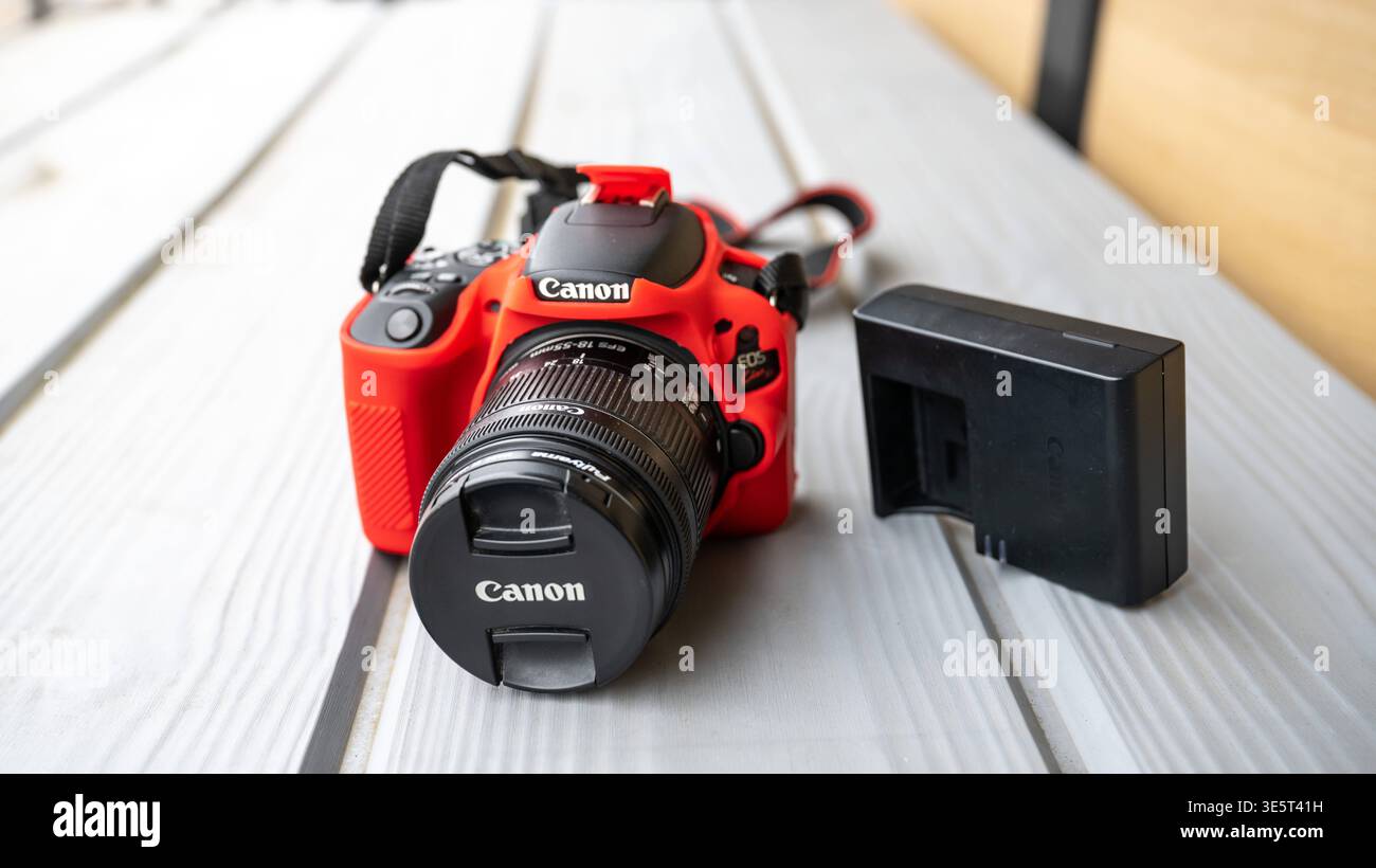 Canon EOS 200D EOS Kiss X9 amateur-level DSLR camera with APS-C sensor ...