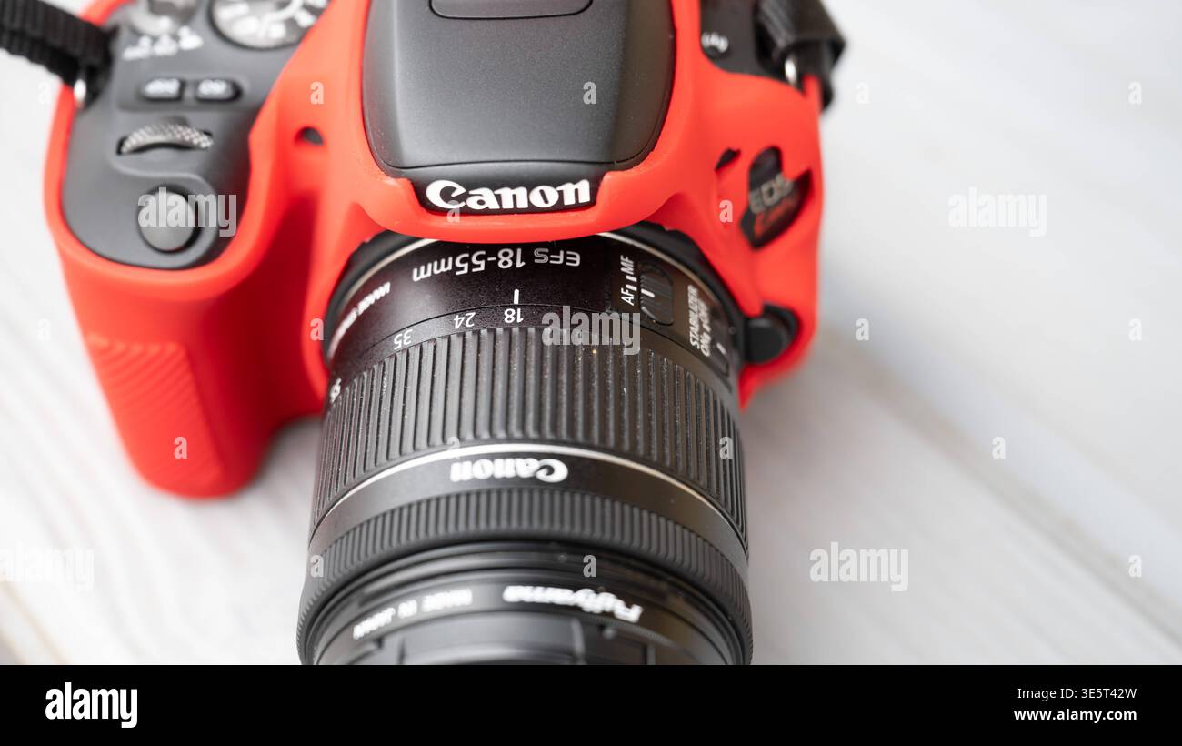 Canon EOS 200D EOS Kiss X9 amateur-level DSLR camera with APS-C 