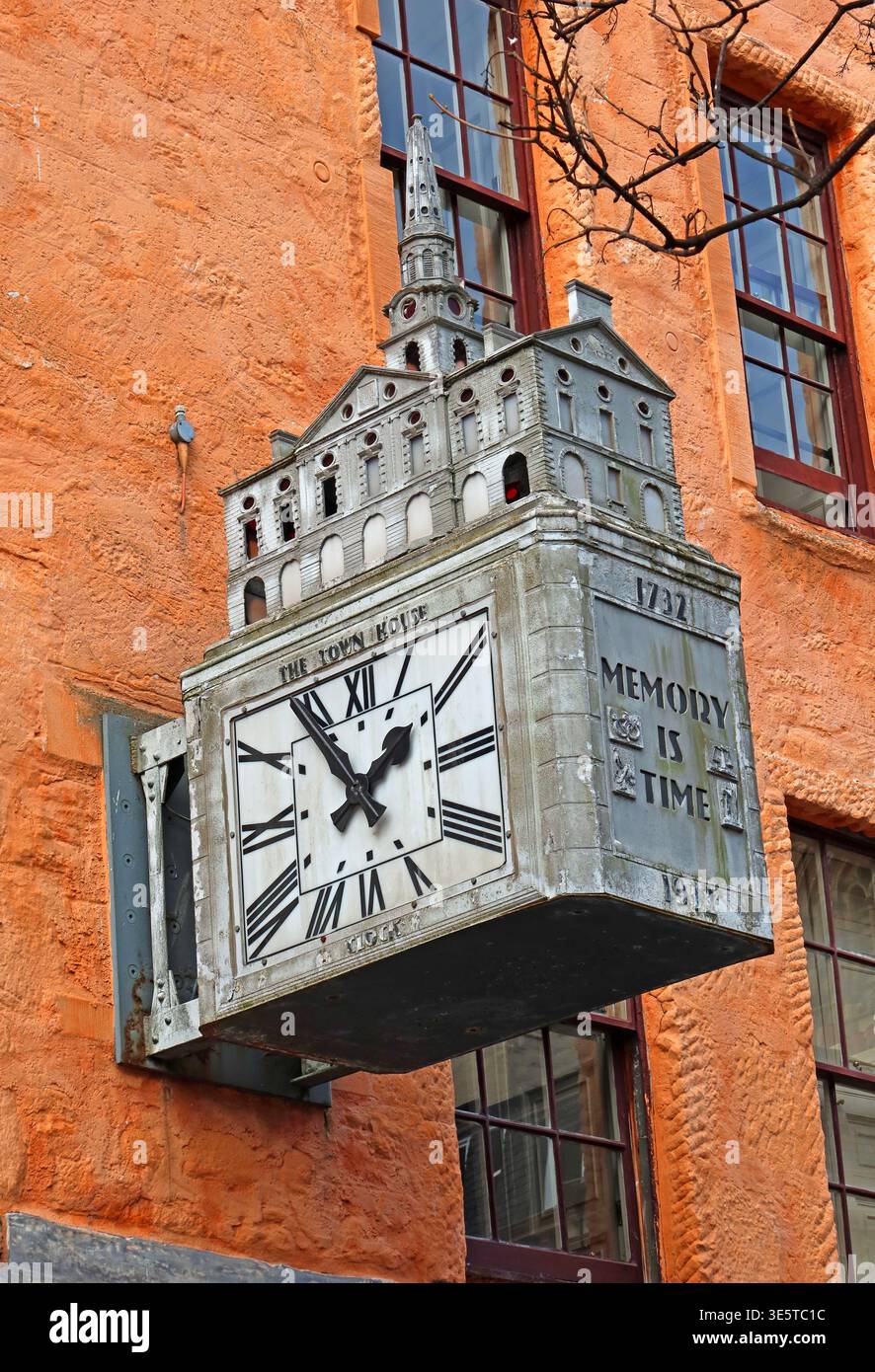 1932 commemorative clock on Gardyne's Land, 70-73 High Street, Dundee, Scotland, UK. Stock Photo