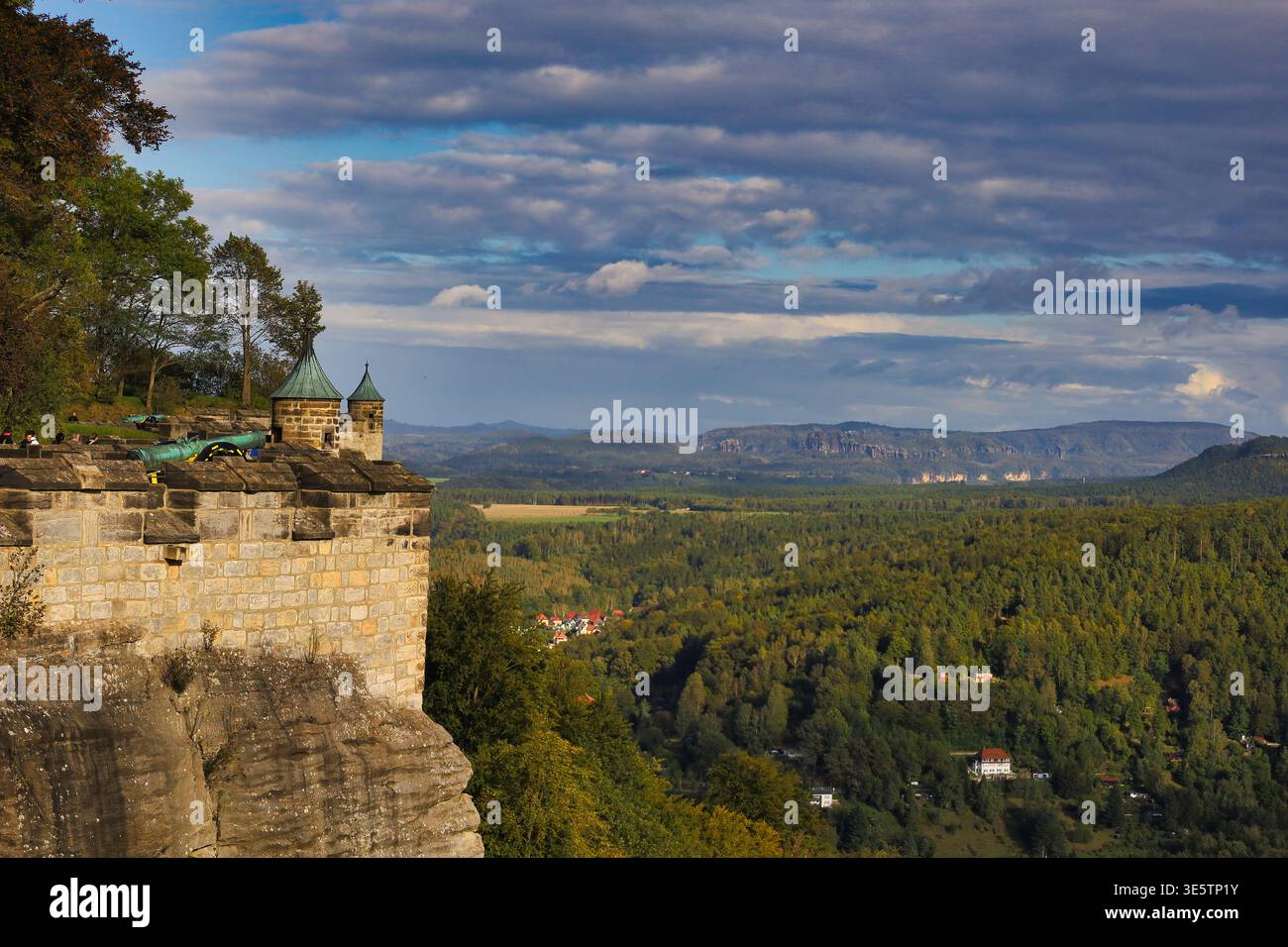 Blick von der Festung Königstein über die hohen Wehrmauern mit Wachtürmchen auf die weite Waldlandschaft der Sächsischen Schweiz bei Sonne Stock Photo