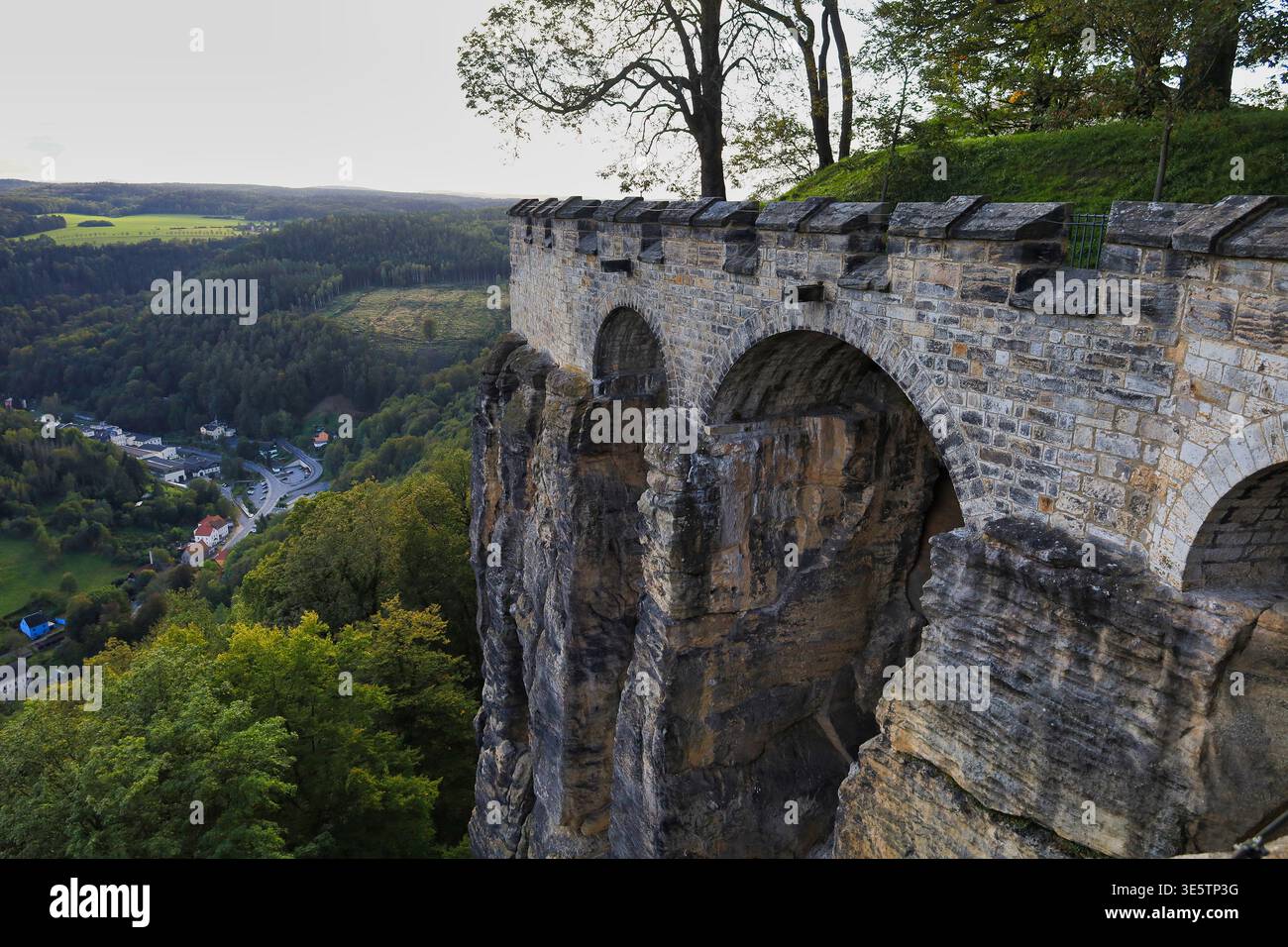 Detailansicht der historischen Festungsmauer von Königstein mit gemauerten Rundbögen auf dem steilen Sandsteinfels über dem Elbsandsteingebirge Stock Photo