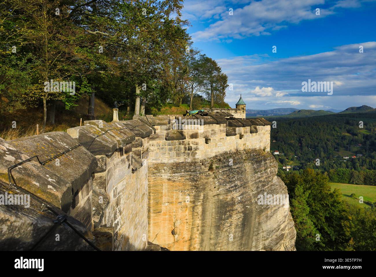 Blick auf die imposante steinerne Festungsmauer der Festung Königstein direkt an der senkrechten Felskante über der Sächsischen Schweiz Stock Photo