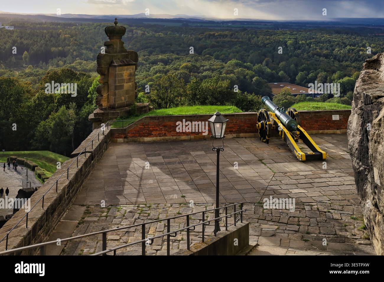 Spektakuläre Aussicht von der Festung Königstein bei Sonnenuntergang, Blick über die Bastionsmauern und das Elbtal im Gegenlicht Stock Photo