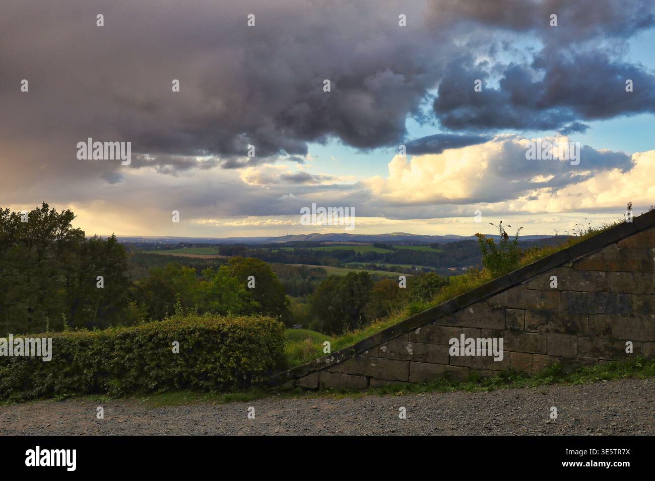 Panoramablick von der Festung Königstein über das Elbtal und die Hügellandschaft der Sächsischen Schweiz unter einem dramatischen Wolkenhimmel Stock Photo