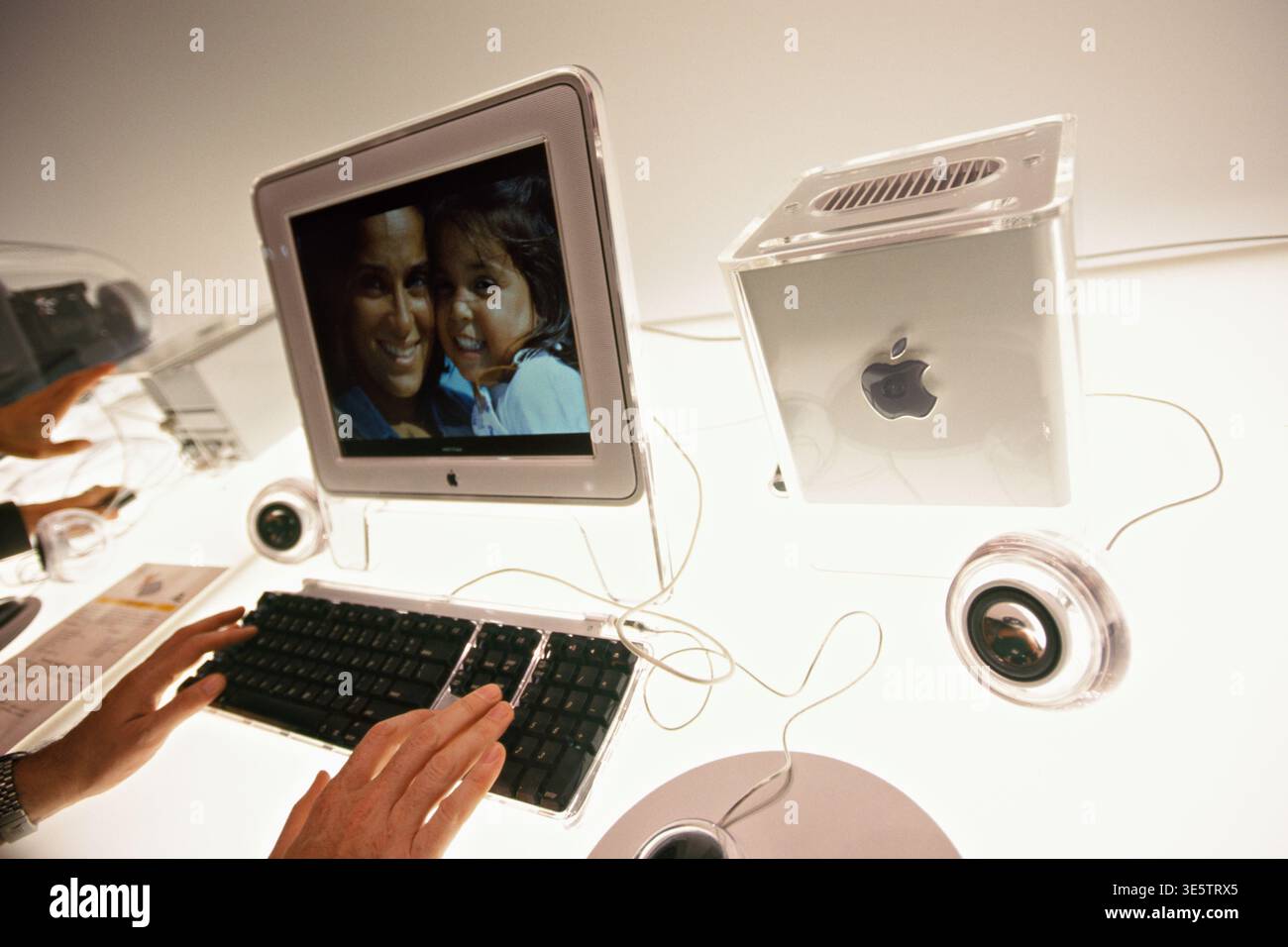 Macデスクトップ Apple Power Mac G4 Cube + Studio Display Mac Studio is the upgraded Power Mac G4 Cube we waited 22 years