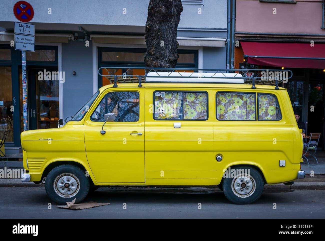 Vintage yellow van hi-res stock photography and images - Alamy