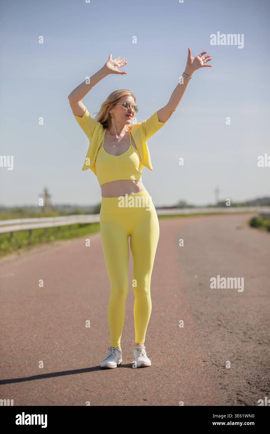 Athletic woman in yellow hi-res stock photography and images - Alamy