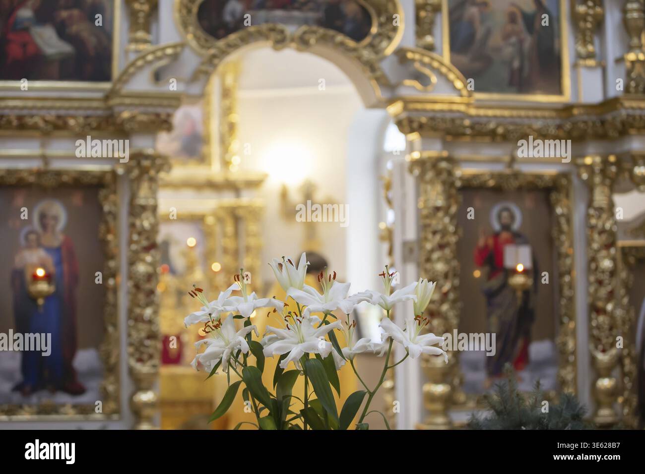 White lilies church hi-res stock photography and images - Alamy
