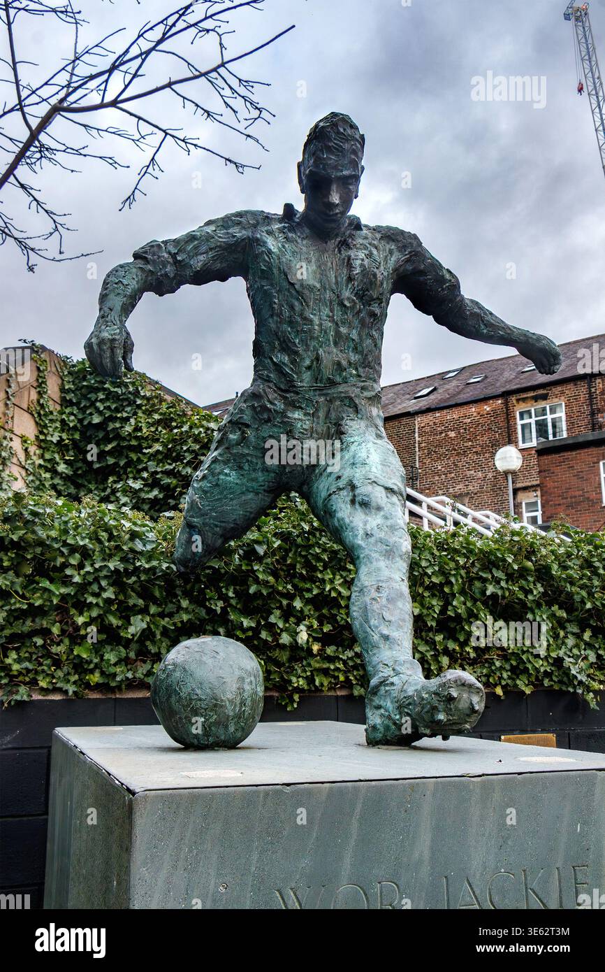 Statue of jackie milburn hi-res stock photography and images - Alamy