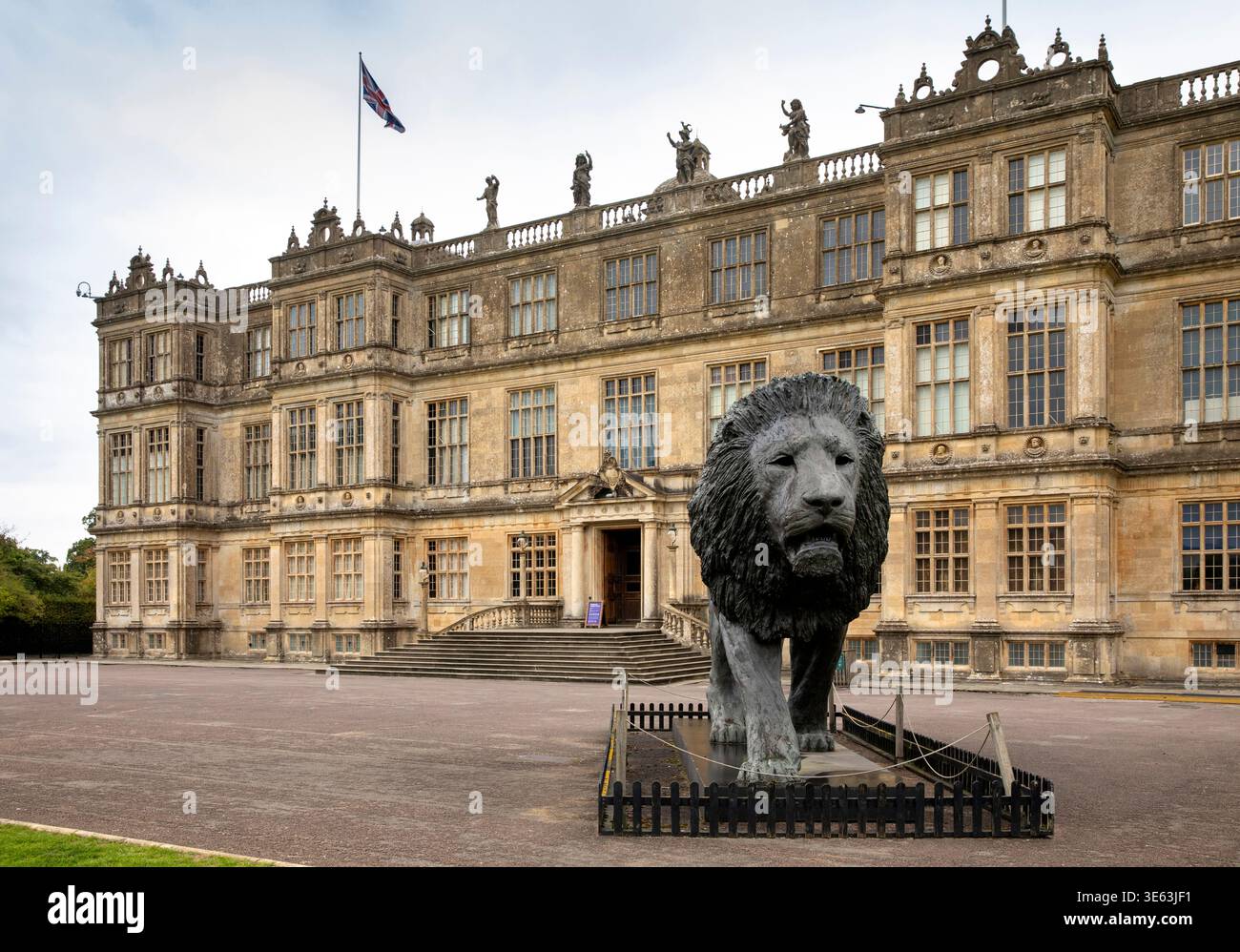 UK, England, Wiltshire, Warminster, sculptor Bruce Little’s giant bronze Lion Sculpture outside Longleat House Stock Photo