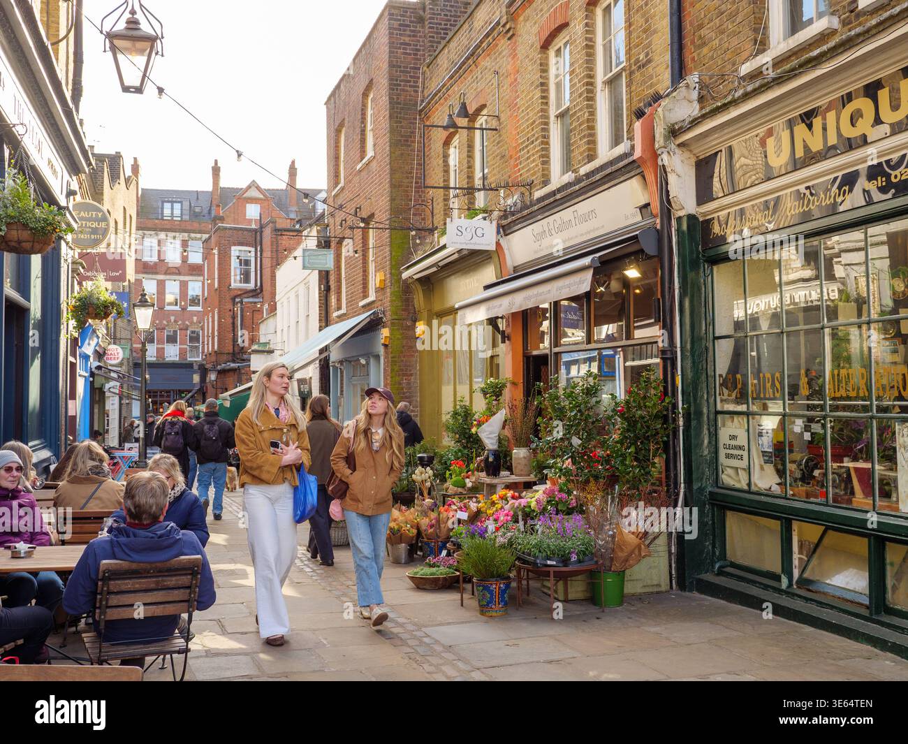 people-walking-through-the-narrow-pedestrianised-alley-of-flask-walk-in