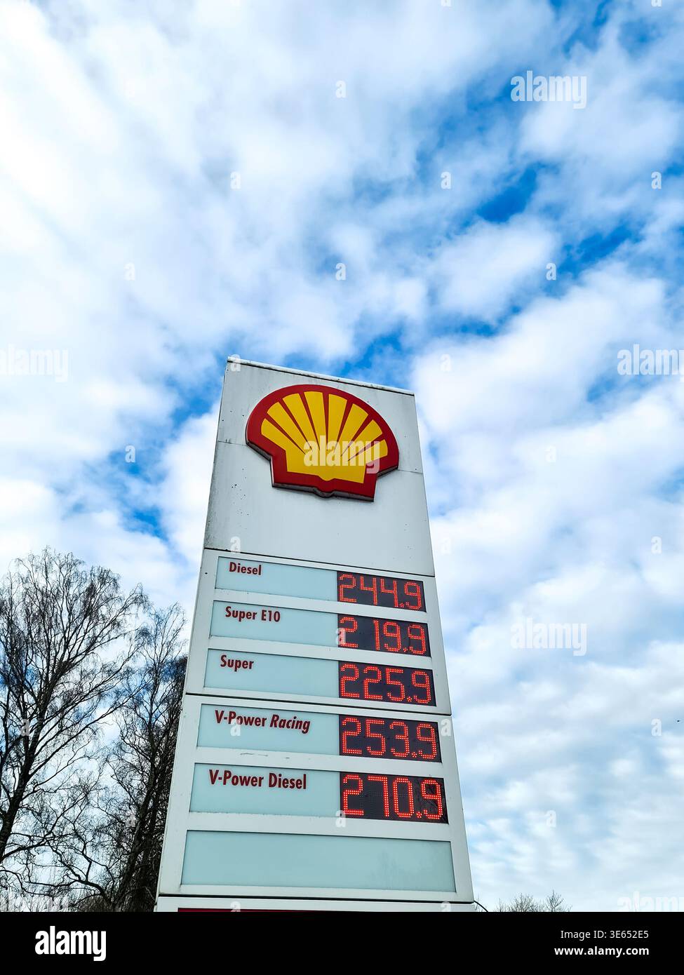 shell petrol station tobacco prices Shell fuel prices sign petrol station hi-res stock photography and images -  Page 2