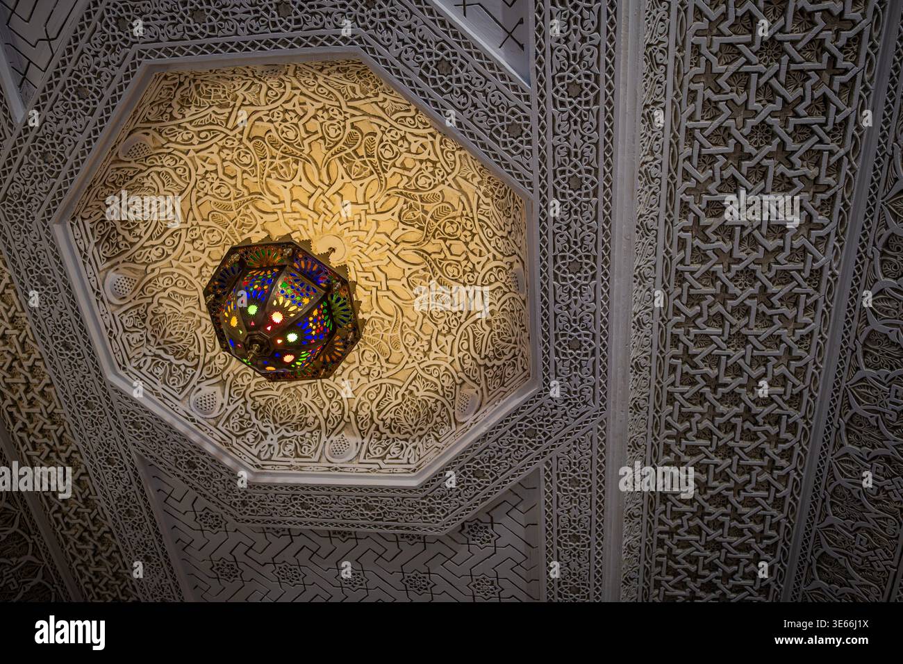 Islamic art pattern ceiling hi-res stock photography and images - Alamy