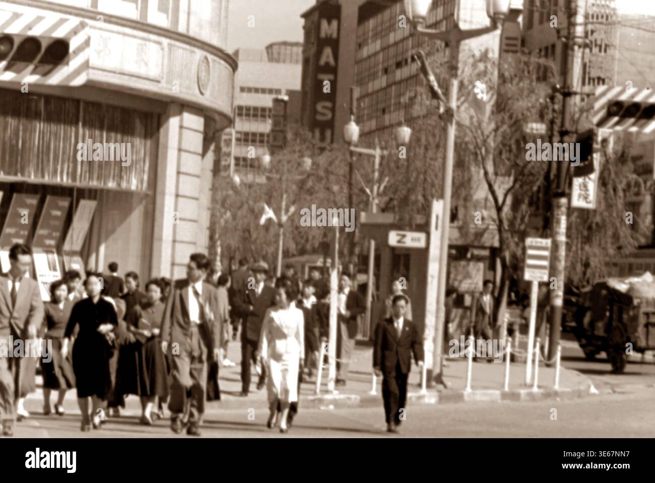 Japan street 1950s hi-res stock photography and images - Alamy