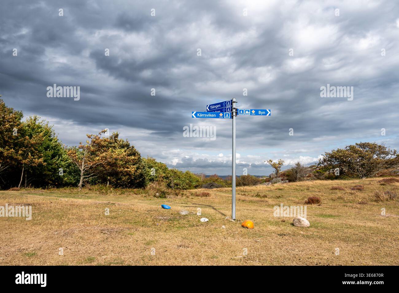 Wayfinding sign beside walking path on open plateau in Rörö nature ...