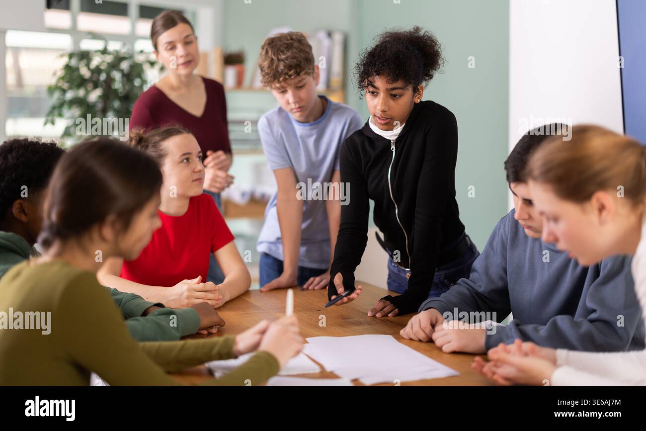 Teen boy girl group discussion hi-res stock photography and images - Alamy