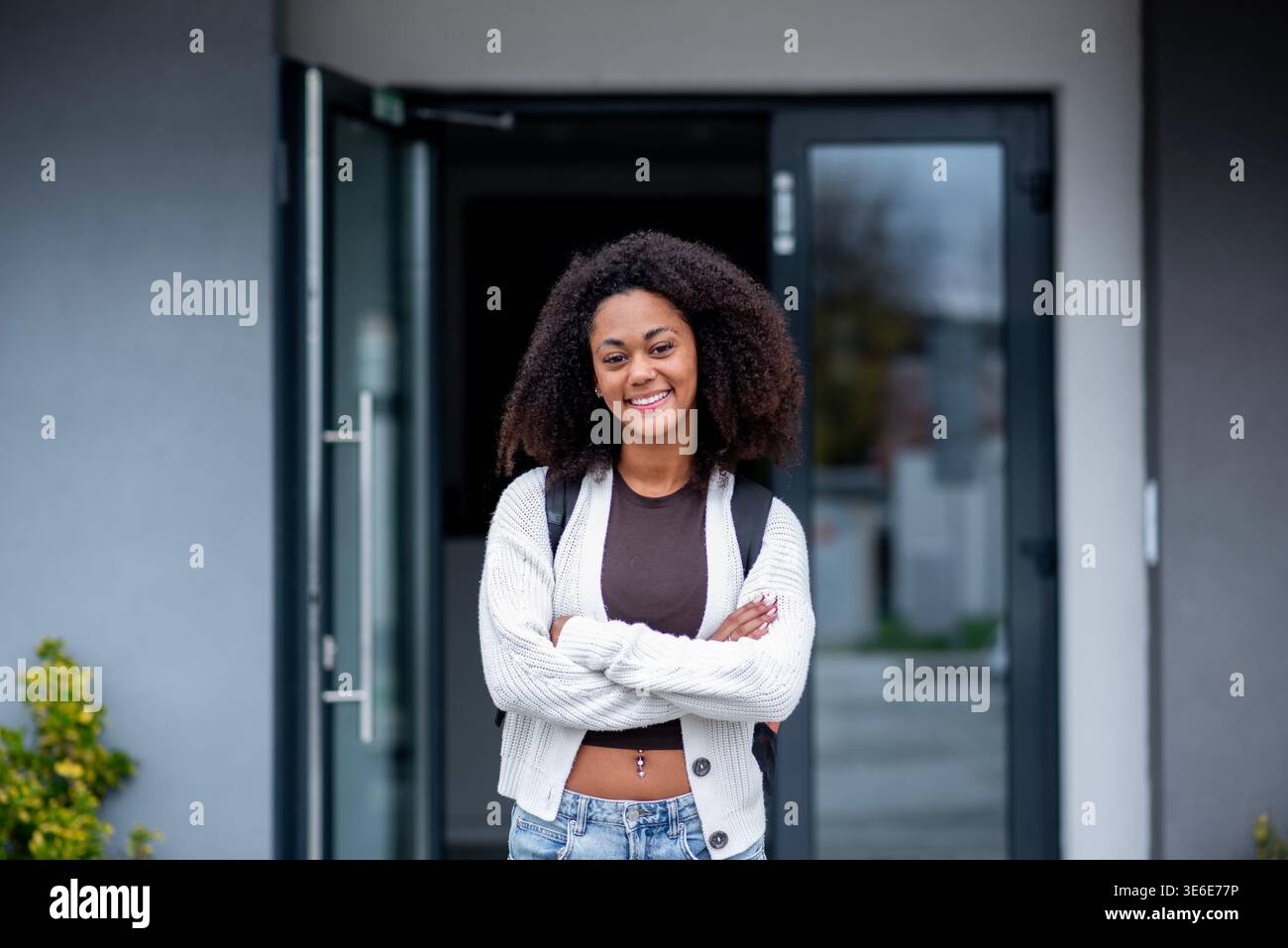 Person standing in front building hi-res stock photography and images ...